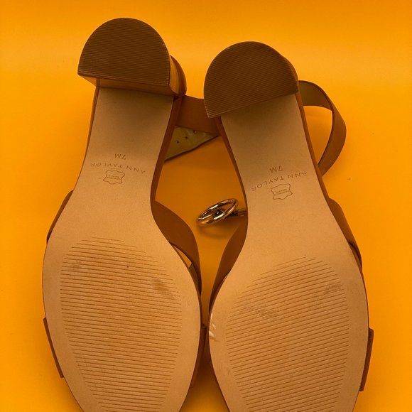 Ann Taylor ankle strap cross front heels sandals Sz 7 caramel beige neutral - Picture 2 of 6
